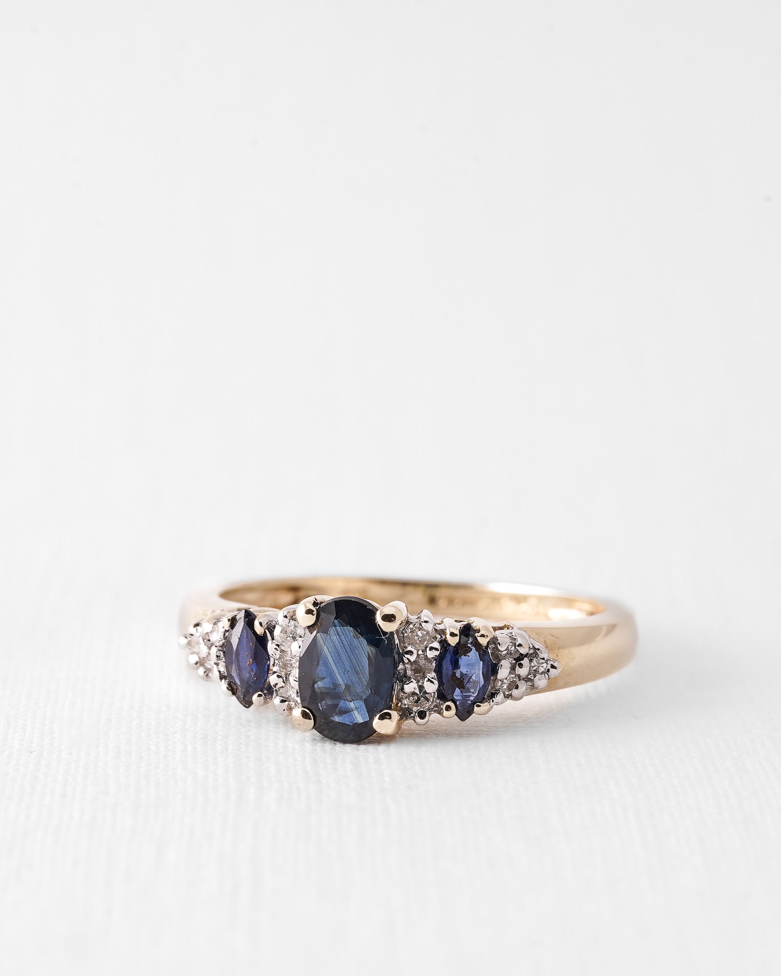 Faelina | Vintage Sapphire Tripstone & Diamond Details