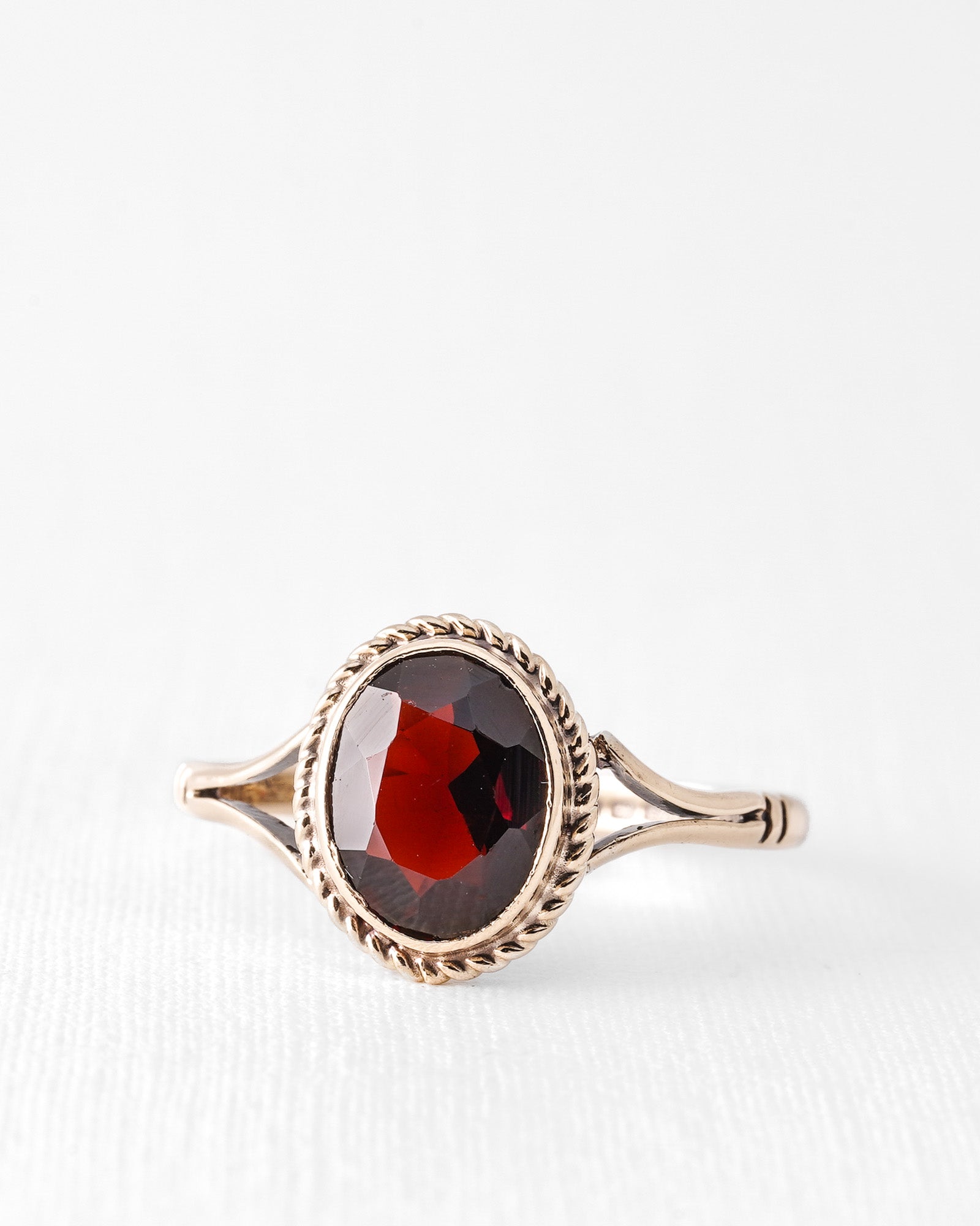 Jasmine | Vintage Classic Garnet Solitaire