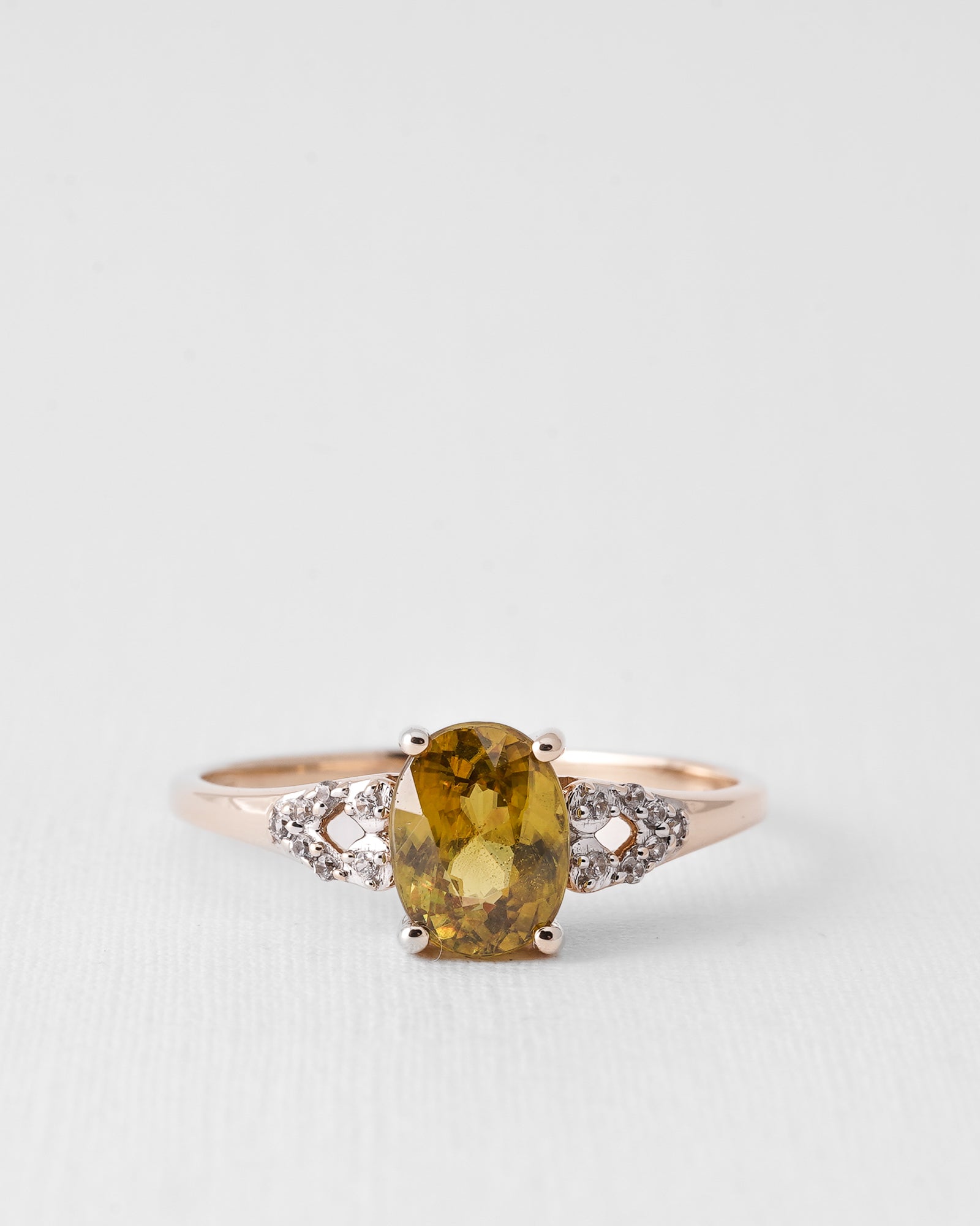 Alina | Vintage Sfeen Solitaire & Diamond Details