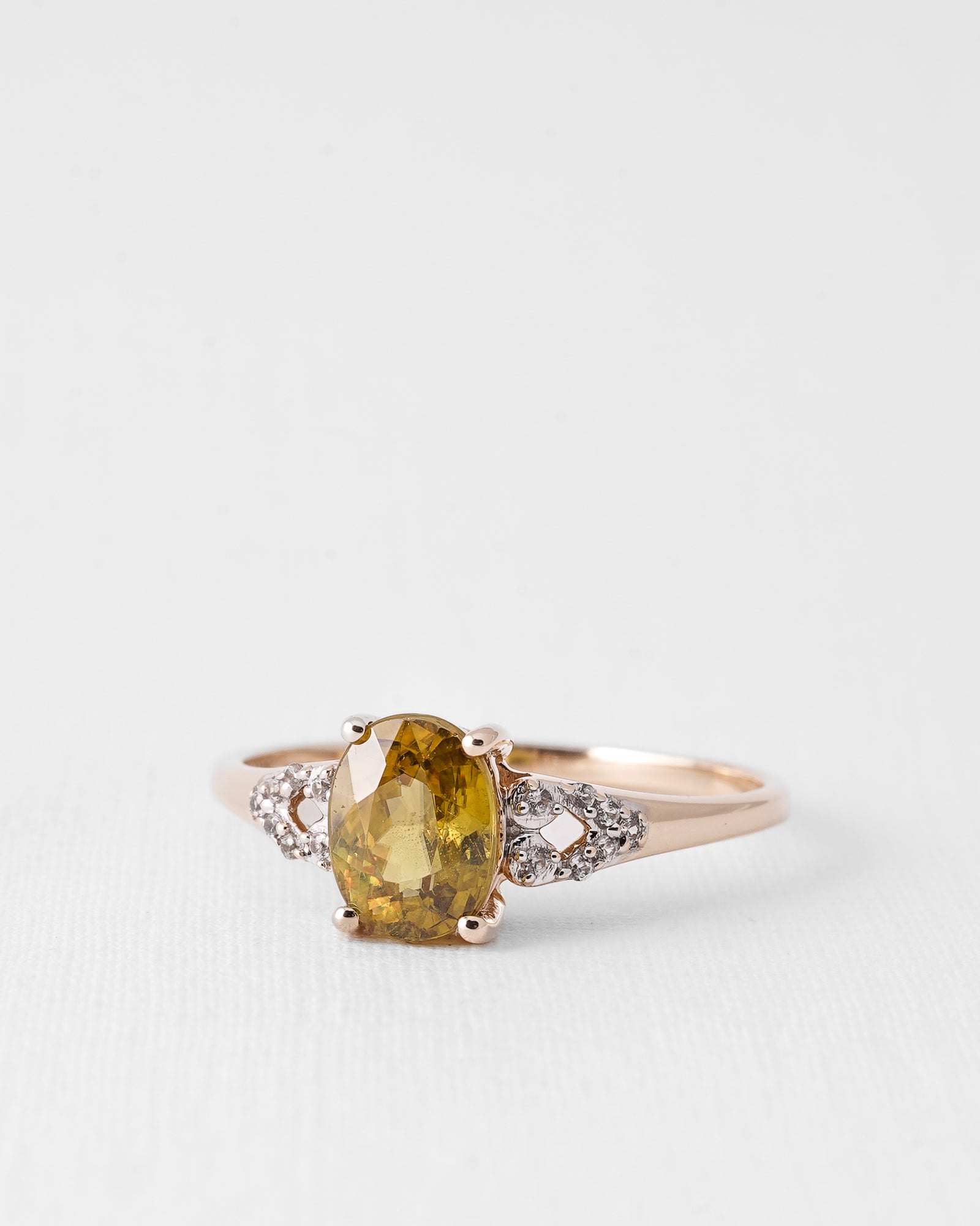 Alina | Vintage Sfeen Solitaire & Diamond Details