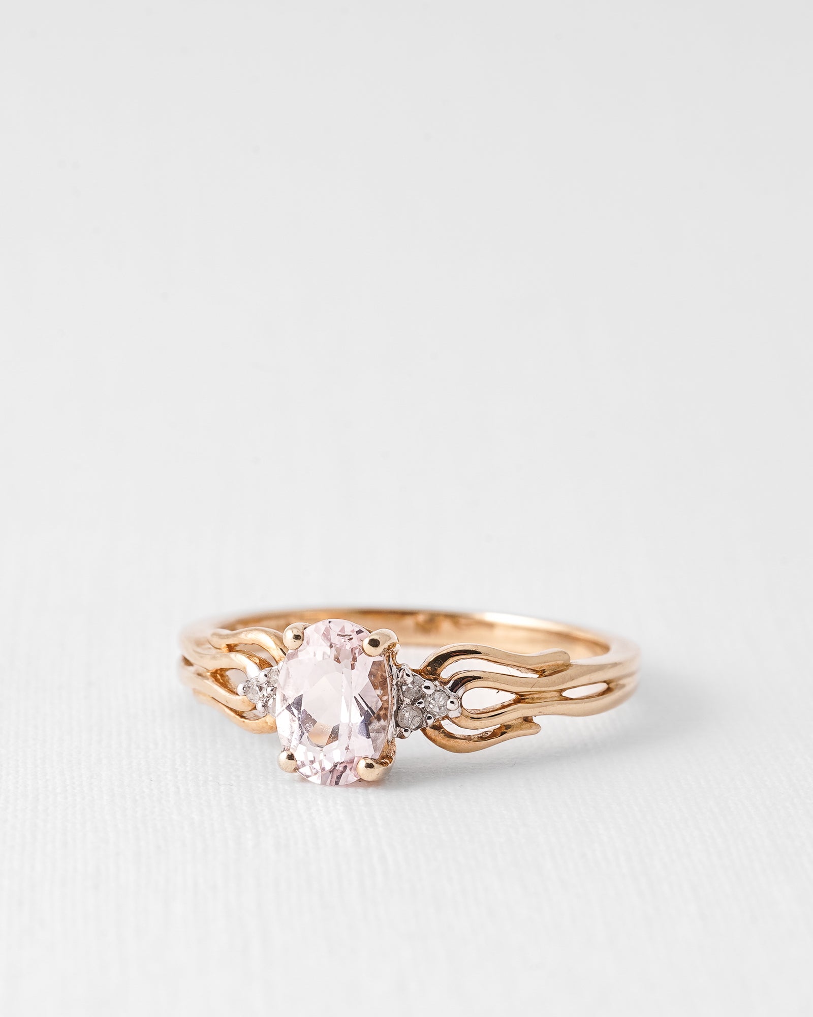 Evelien | Vintage Morganite Solitaire & Diamond Details