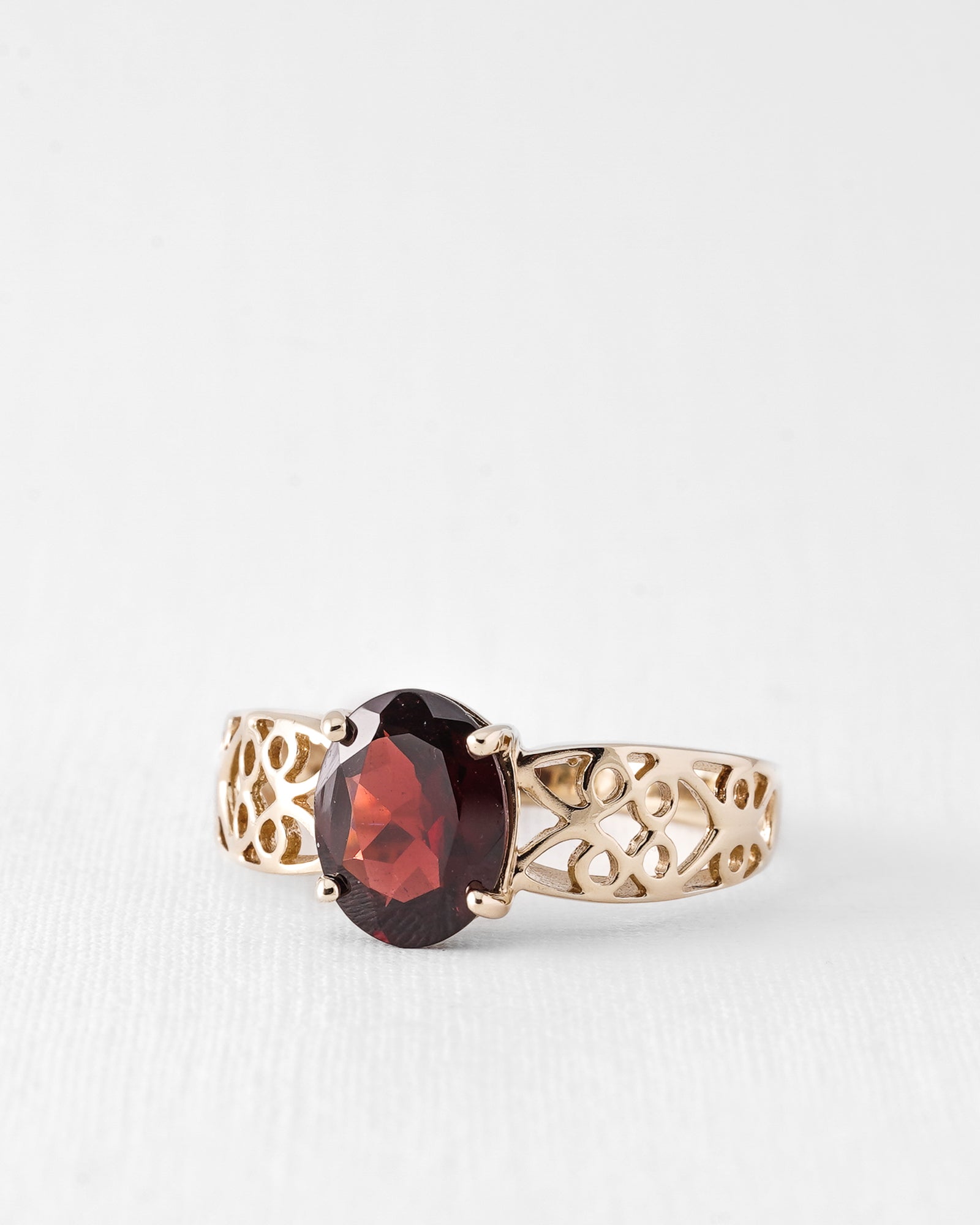 Mayke | Vintage Garnet Solitaire